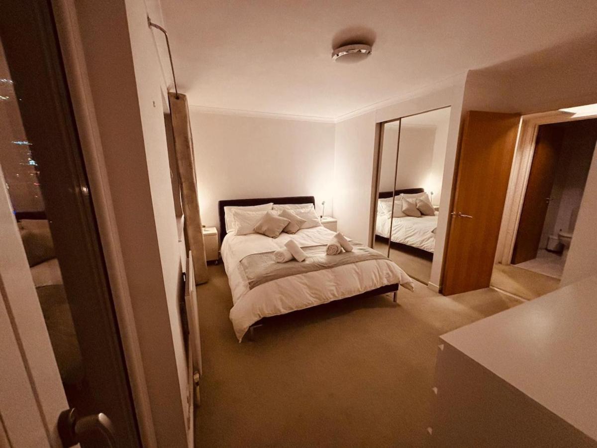 2 Bed Overlooking The Marina, Tower Bridge! Hébergement de vacances Londres